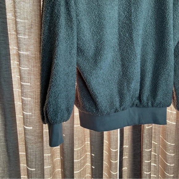 Gray Teddy Crewneck Sweatshirt Size Medium - Picture 9 of 10